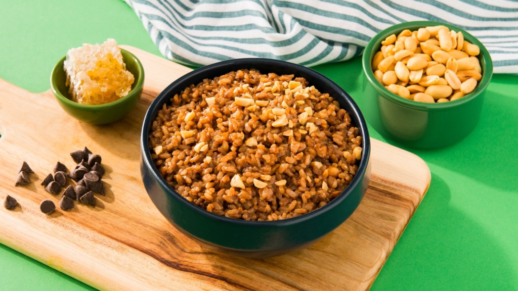 sweet-brown-rice-with-honey-chocolate-chips-peanut-butter-and-nuts