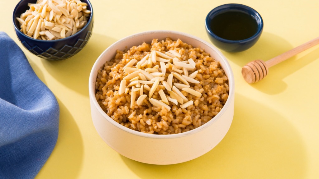 peanut-butter-and-honey-rice-topped-with-almonds