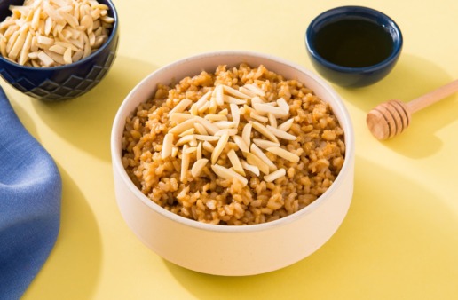peanut-butter-and-honey-rice-topped-with-almonds