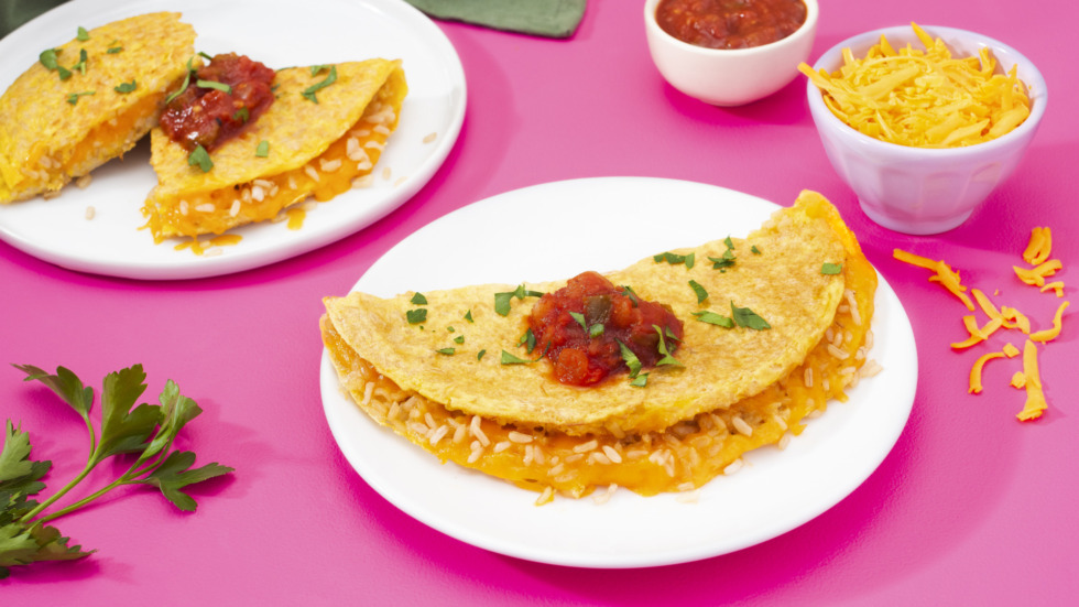 omelet met bruine rijst en cheddar-kaas, geserveerd met salsa