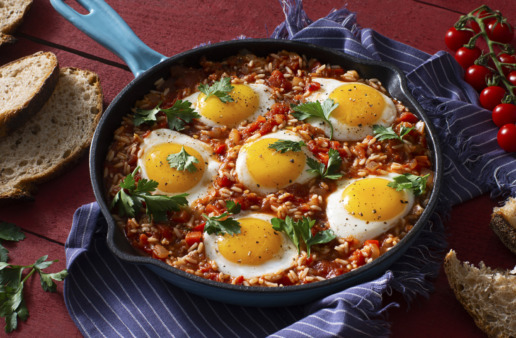 one-pot-rice-shakshuka-with-tomatoes-and-eggs-topped-with-fresh-parsley