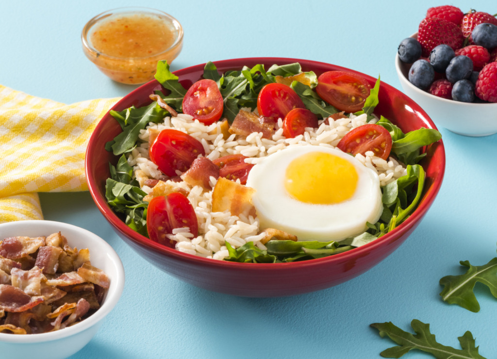 rice-salad-with-white-rice-bacon-egg-and-tomatoes