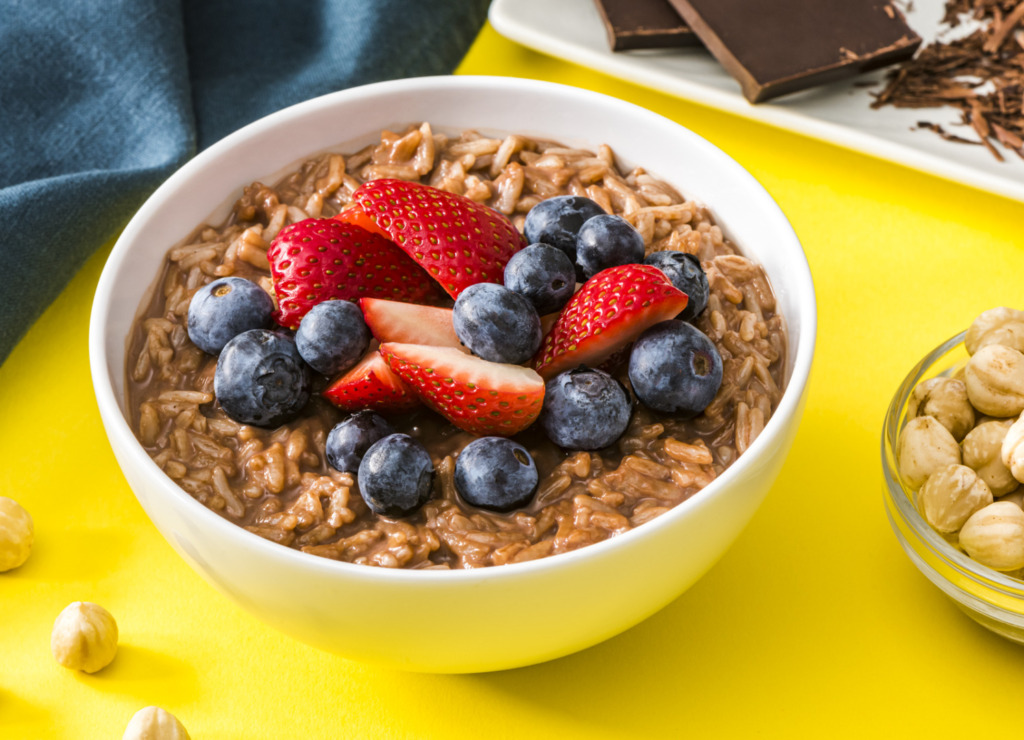 chocolate-hazelnut-rice-pudding-topped-with-blueberries-and-strawberries