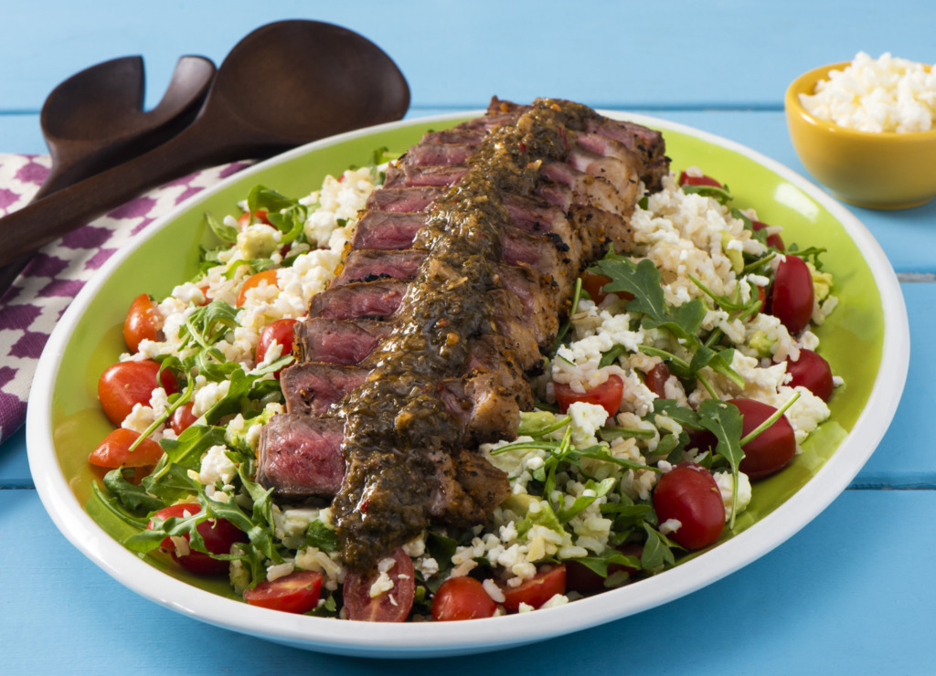 brown-rice-salad-with-arugula-avocado-and-cherry-tomatoes-topped-with-grilled-steak