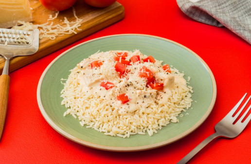 chicken-with-alfredo-sauce-and-tomatoes-served-over-white-rice